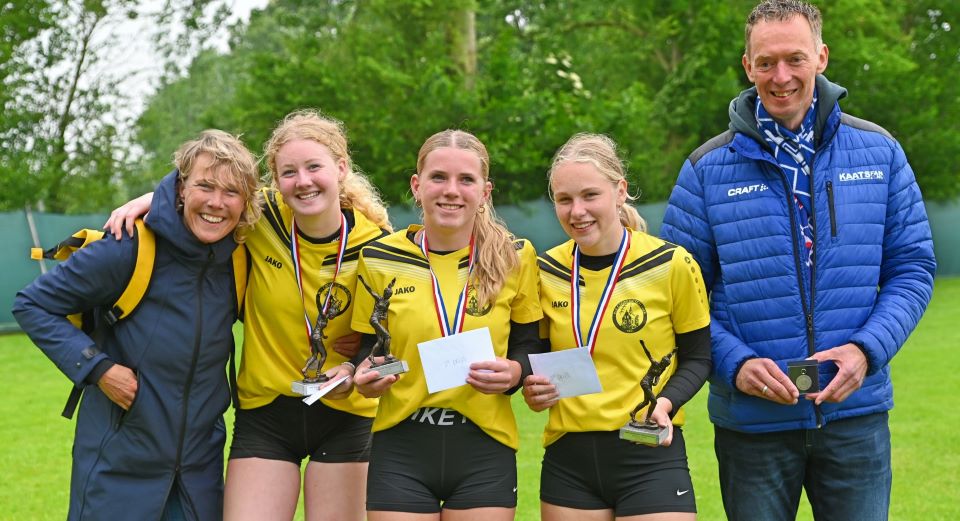 Balk (Maren, Hendrika en Brecht) pakken een prachtige 2e prijs tijdens het NK Meisjes in Peins, Sophie een mooie 3e prijs